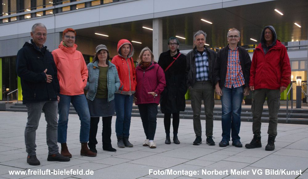 Die beteiligten Künstler an Freiluft 2018 vor dem Gebäude X der Universität Bielefeld